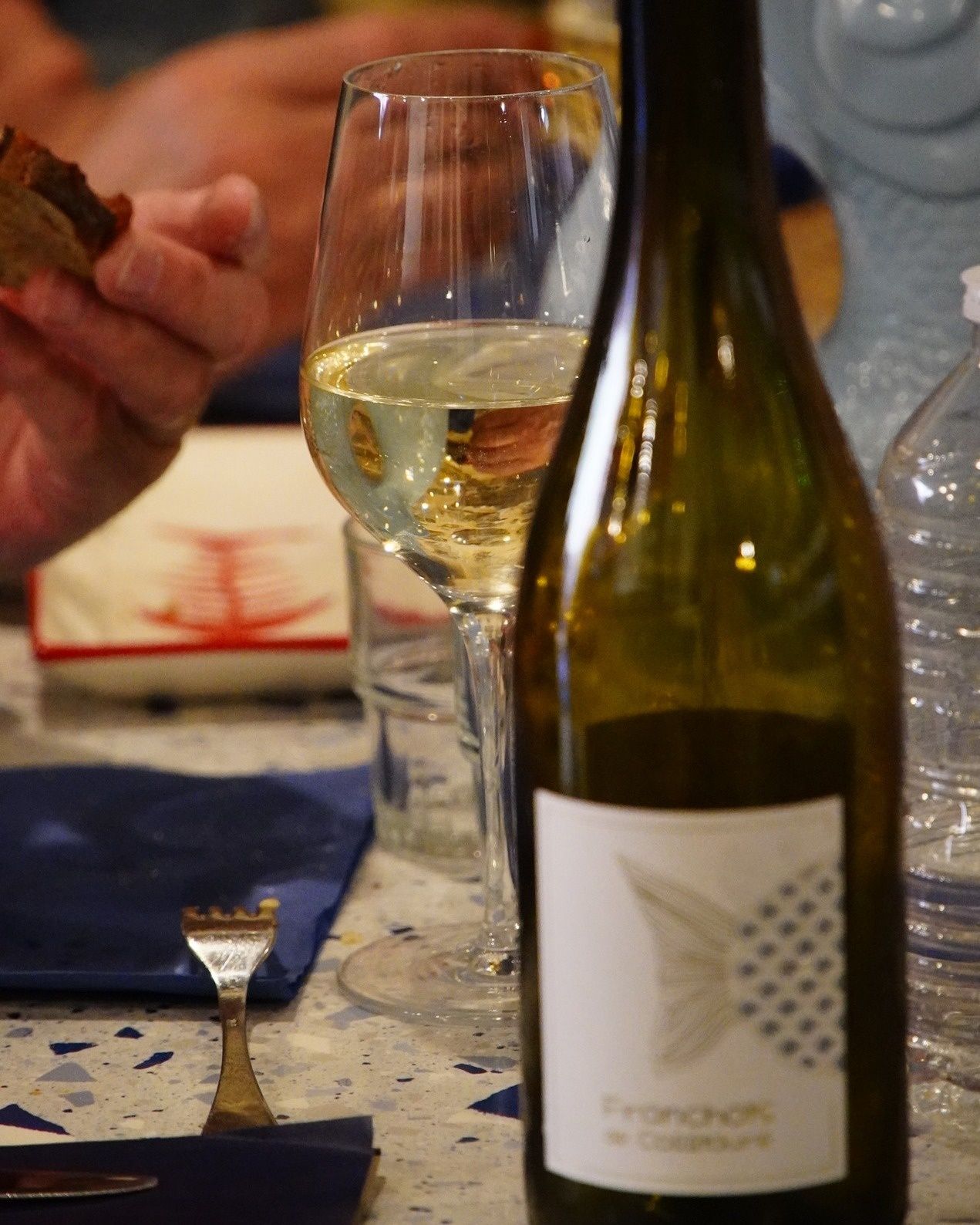      Le Franchois Blanc,nnservi en bouteille ou au verre, selon votre soif d’élégance.nnSec, vif...